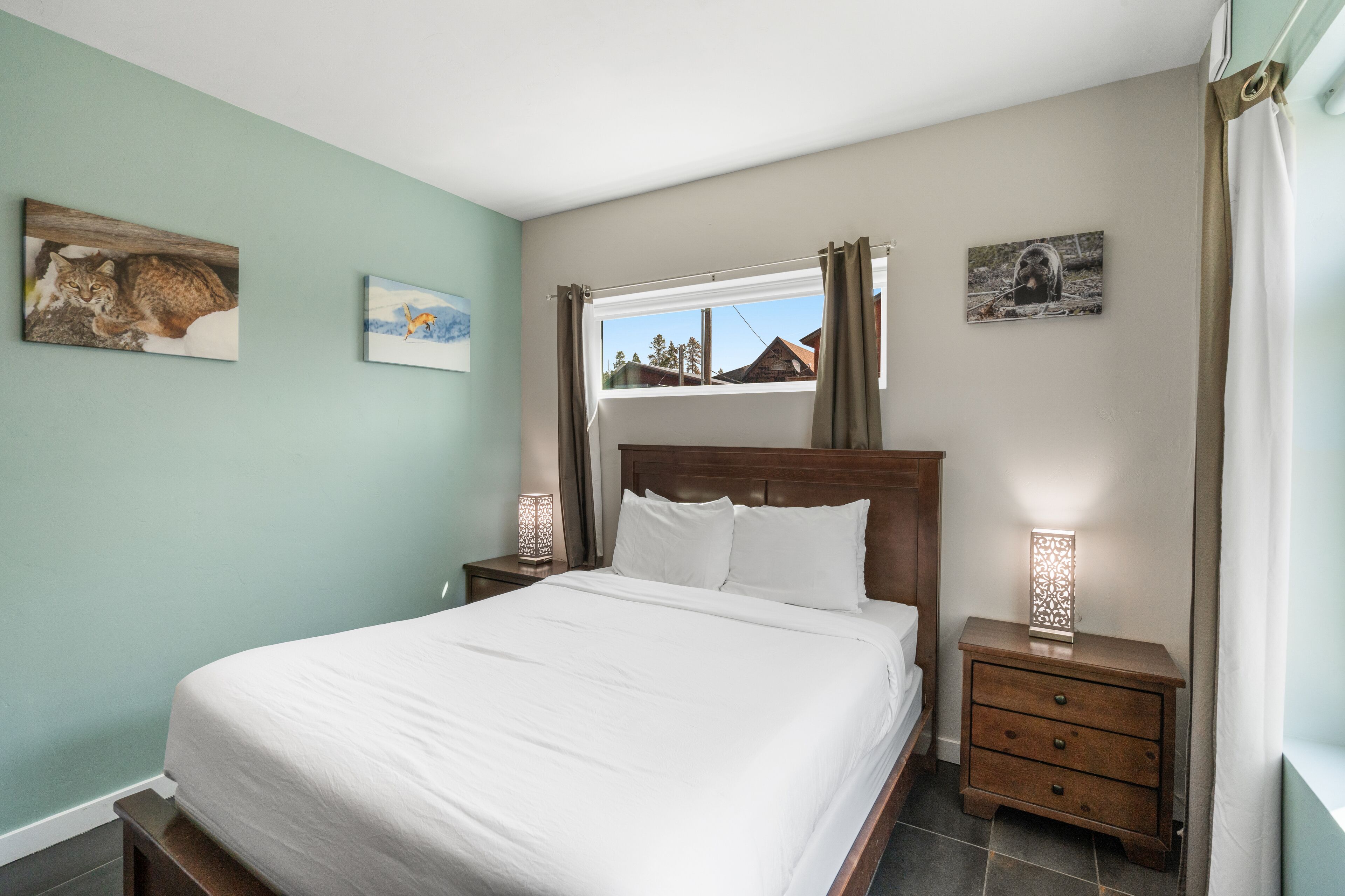 House | Premium bedding, down duvets, travel cot, free WiFi