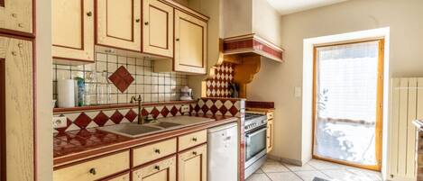 KĂŒhlschrank, Mikrowelle, Ofen, GeschirrspĂŒler