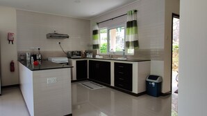 Eine moderne Küche mit Kühlschrank, Toaster, Spüle und Schränken.