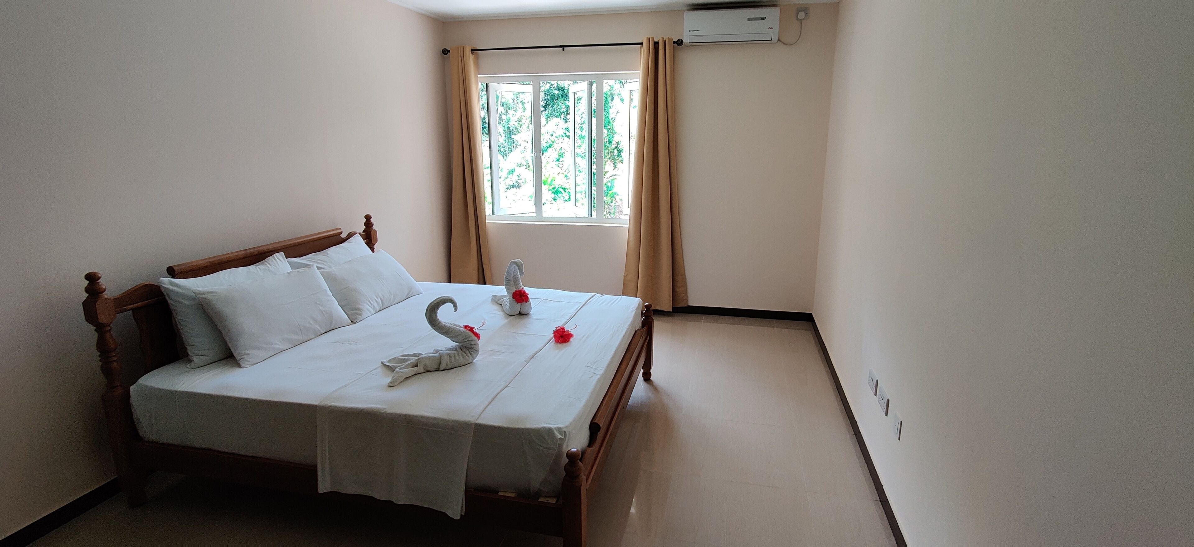 2 bedrooms, desk, iron/ironing board, travel crib