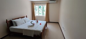 2 bedrooms, desk, iron/ironing board, travel cot - Peace in Paradise with mountain views and 5 minutes walk to the beach (Victoria)