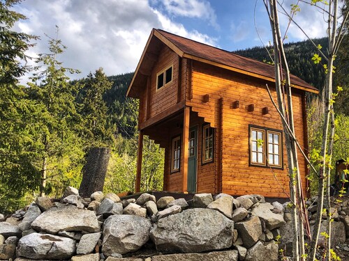 Discover Boho Bungalow: Peaceful  and Relaxing Cabin with Breathtaking Views!