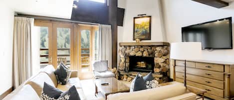 Suite, 2 Bedrooms | Living room