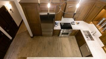 Suite, 2 Bedrooms | Private kitchen | Fridge, oven, coffee/tea maker