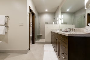 Suite, 2 Schlafzimmer | Badezimmer | Handtücher