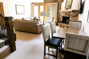 Suite, 2 Bedrooms | Living room