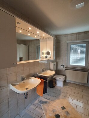 Badewanne, Haartrockner, Handtücher, Seife