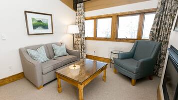 Suite, 3 Bedrooms | Living room | Fireplace