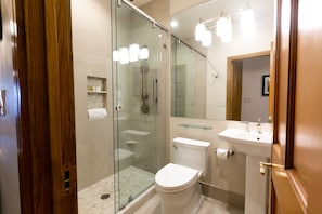 Suite, 3 Schlafzimmer | Badezimmer | Handtücher, Shampoo
