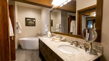 Suite, 3 Bedrooms | Bathroom | Towels, shampoo