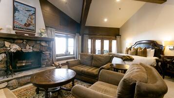 Suite, 3 Bedrooms | Living room | Fireplace
