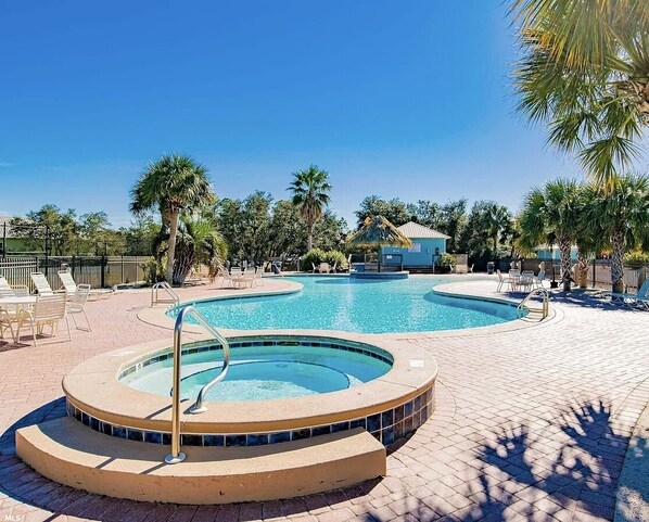 Una piscina al aire libre, una piscina climatizada