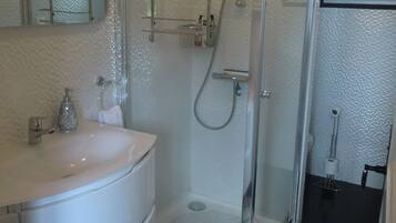 Dusche, Haartrockner, HandtĂŒcher, Seife