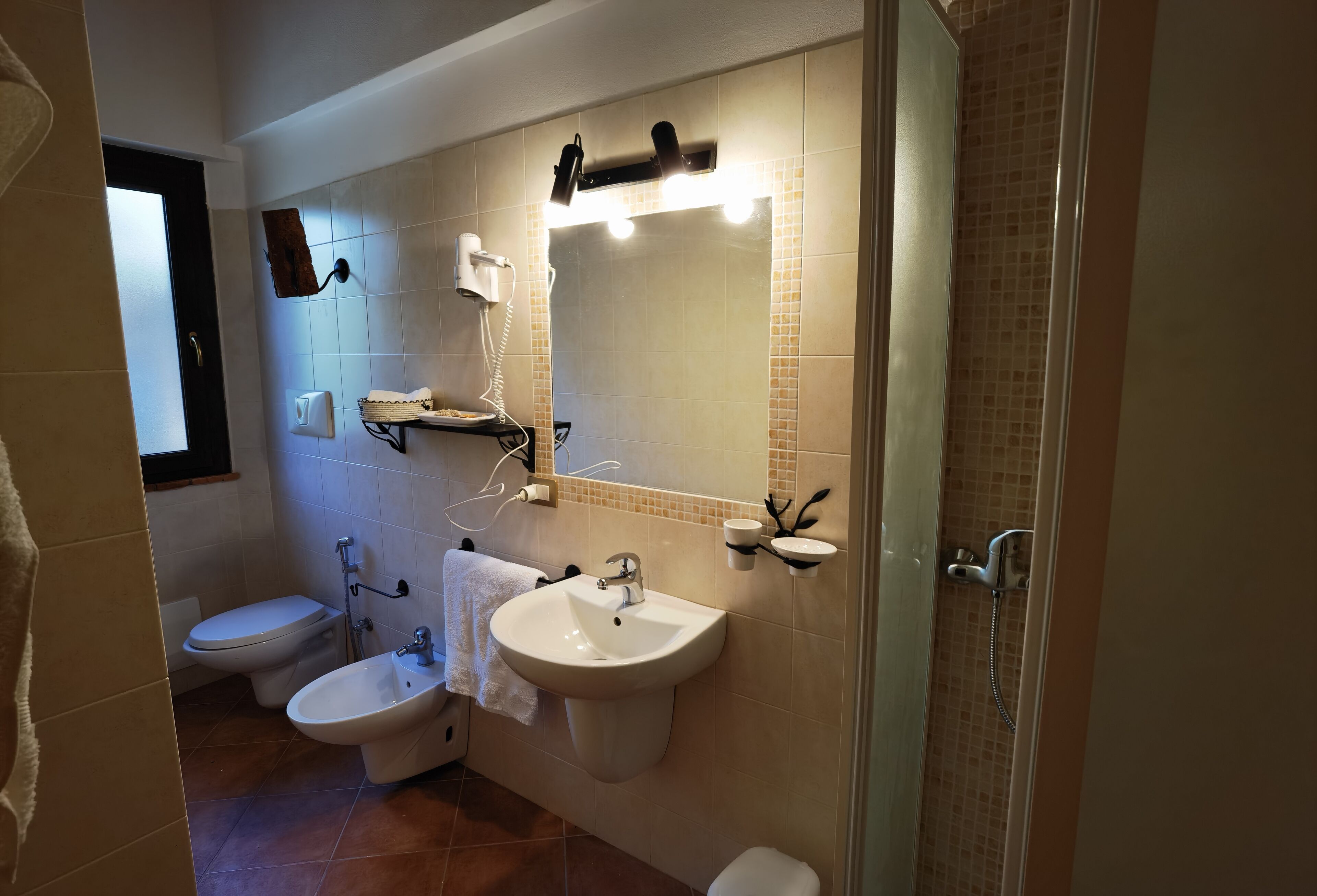 Un baño con inodoro, lavabo y bidé.