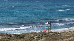 A lifeguard tower on a beach with the ocean in the background. - la corte degli ulivi (Tresnuraghes)