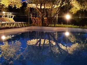 Piscine extérieure (ouverte en saison), chaises longues