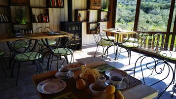 Free daily buffet breakfast