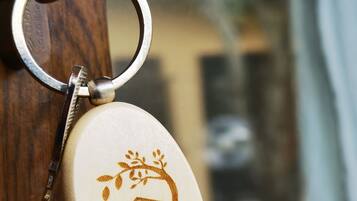 Un portachiavi con un logo e la scritta 'LA CORTE DEGLI ULIVI'.