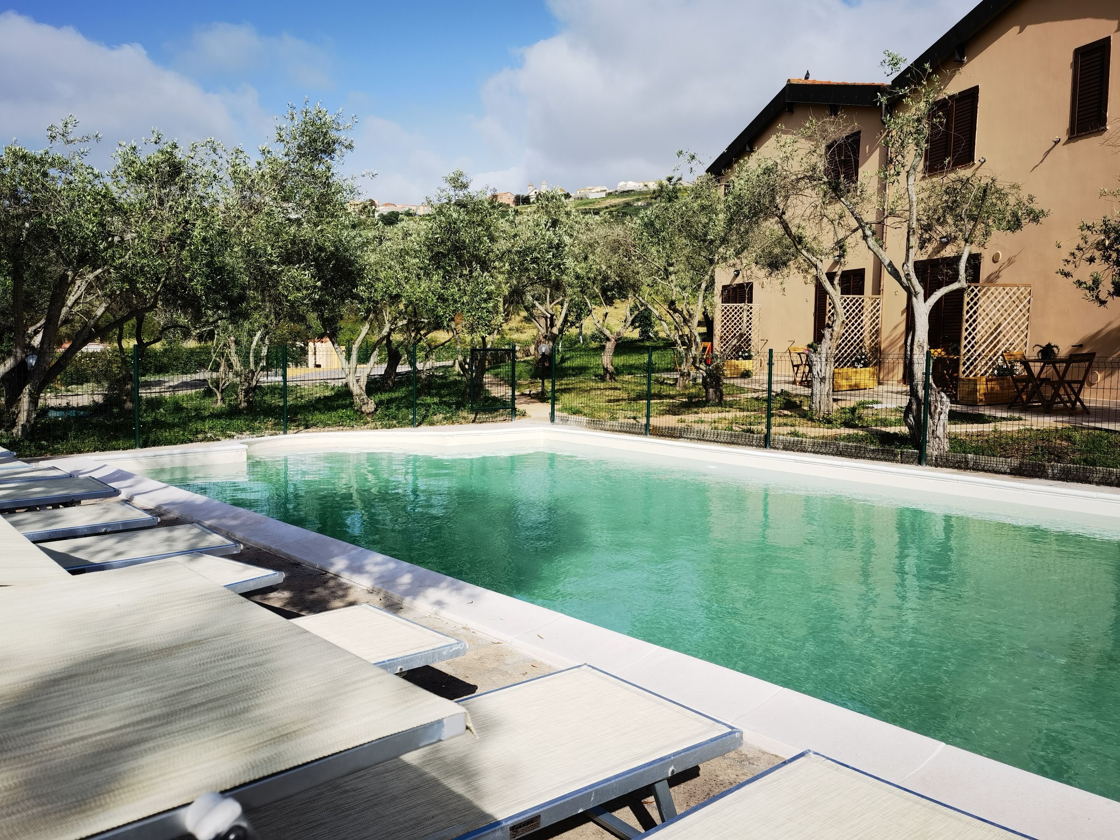 Piscina stagionale all&#x27;aperto, lettini