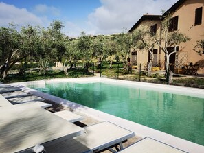 Piscina externa sazonal, funciona das 8h às 20h, espreguiçadeiras