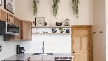 Réfrigérateur, micro-ondes, four, plaque de cuisson