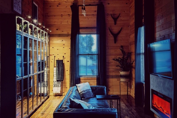 Smart TV, chimenea, libros, servicios de streaming