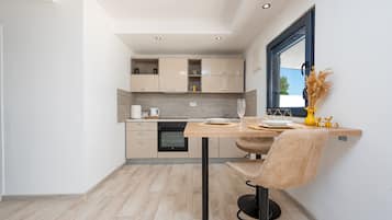 Fridge, microwave, oven, coffee/tea maker