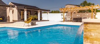 Unique Villa V with pool