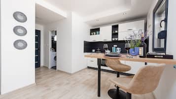 Fridge, microwave, oven, coffee/tea maker