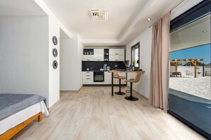 Kühlschrank, Mikrowelle, Ofen, Wasserkocher mit Kaffee-/Teezubehör