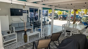 Outdoor dining - Oasis by the Sea. Key Largo Getaway. (Key Largo)