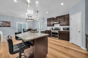 Refrigerador, microondas, horno y parrilla de estufa 