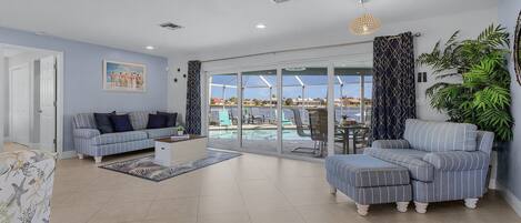 テレビ、テーブルサッカー台