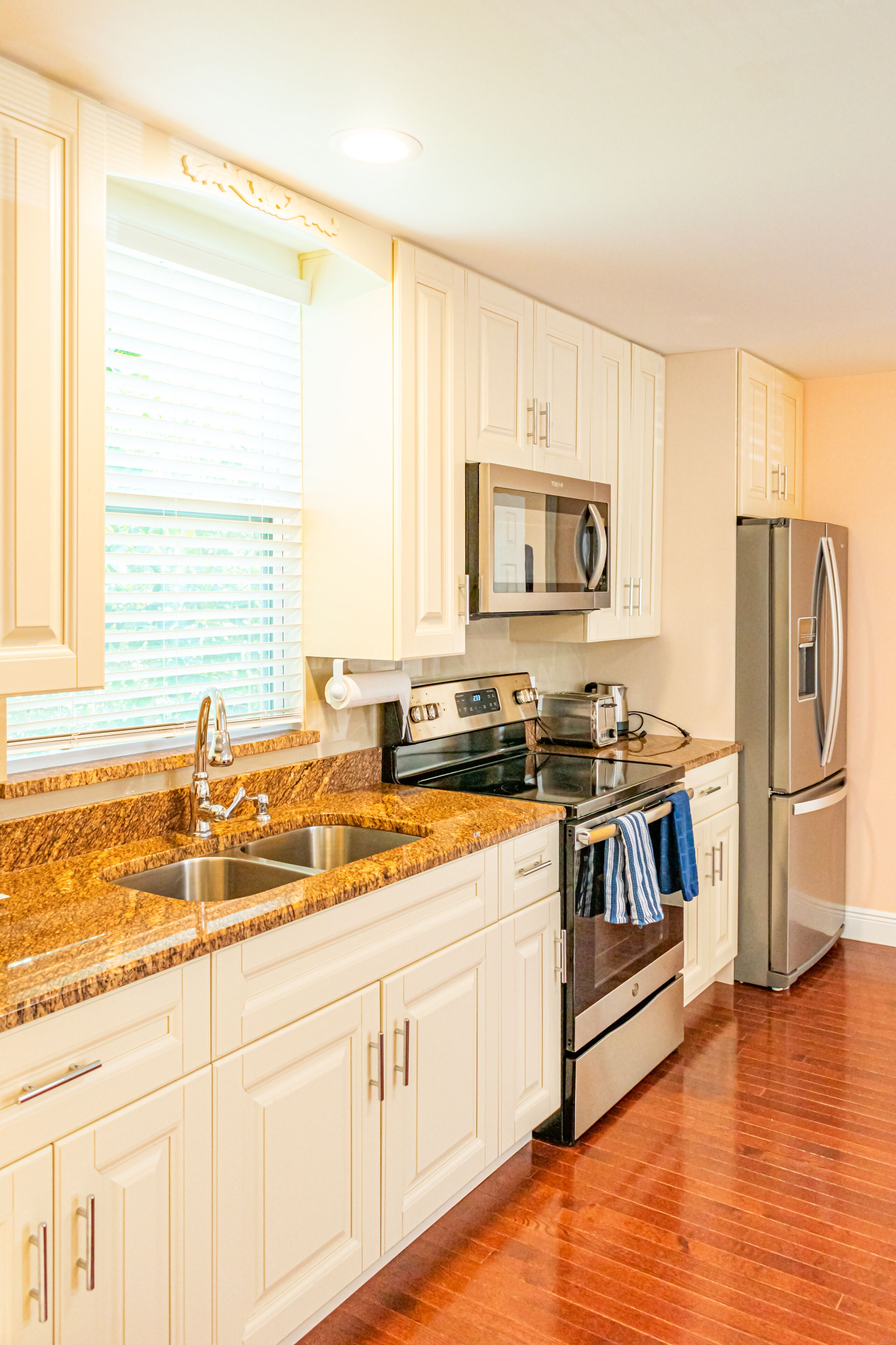 Refrigerador, microondas, horno y parrilla de estufa 