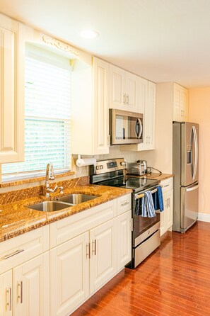 冰箱、微波炉、烤箱、炉灶