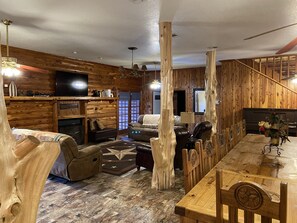 Una televisión, una chimenea, videojuegos, un reproductor de DVD