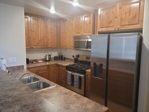 Fridge, microwave, oven, stovetop - Brand New Rim Vista Townhome 2 Bed 2.5 Bath (Moab)