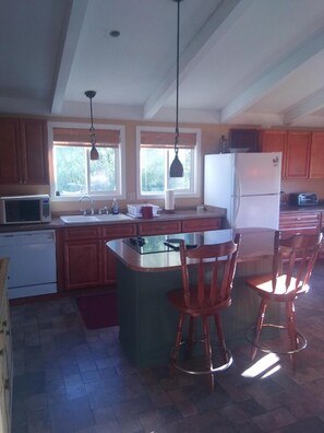 Fridge, microwave, stovetop, dishwasher - A hunter's/Getaway Paradise (Council)