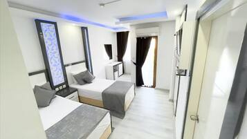 Standaard vierpersoonskamer, uitzicht op zwembad | Luxe beddengoed, gratis wifi, beddengoed
