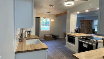 Frigorífico, microondas, horno y placa de cocina