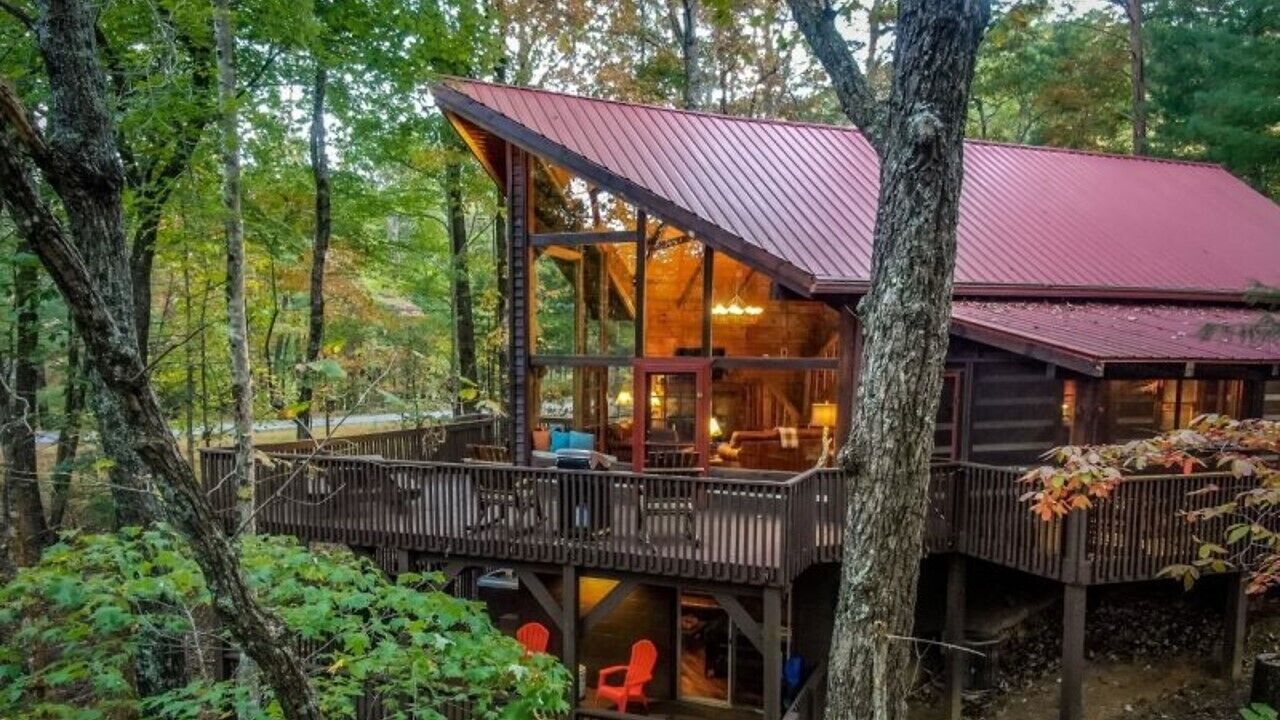 2023 UPDATES! treehouse cabin, sleeps 6, hot-tub, game room w/ pool & air hockey