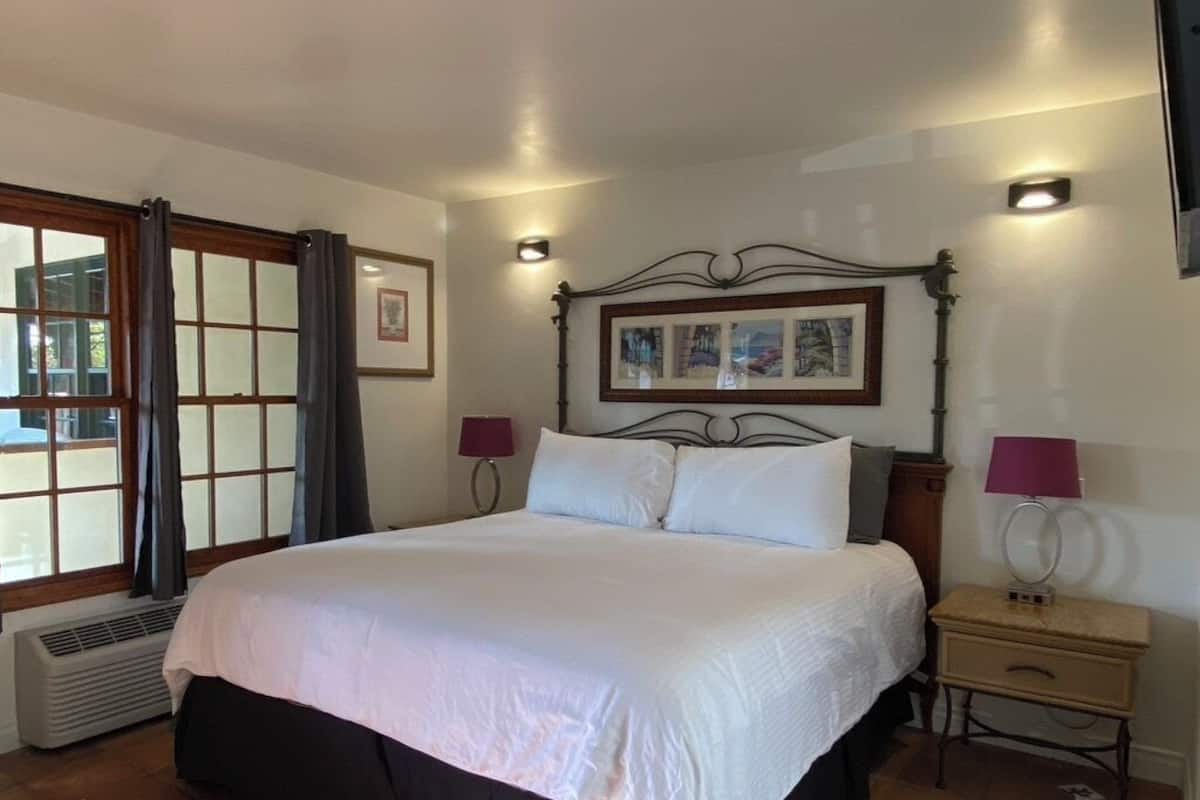 Upstairs Studio King, Patio | 1 quarto, roupas de cama premium, individualmente decorados