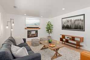 Smart TV, caminetto, impianto stereo, studio