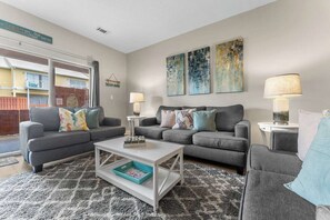 Smart TV, videojuegos, futbolito, oficina