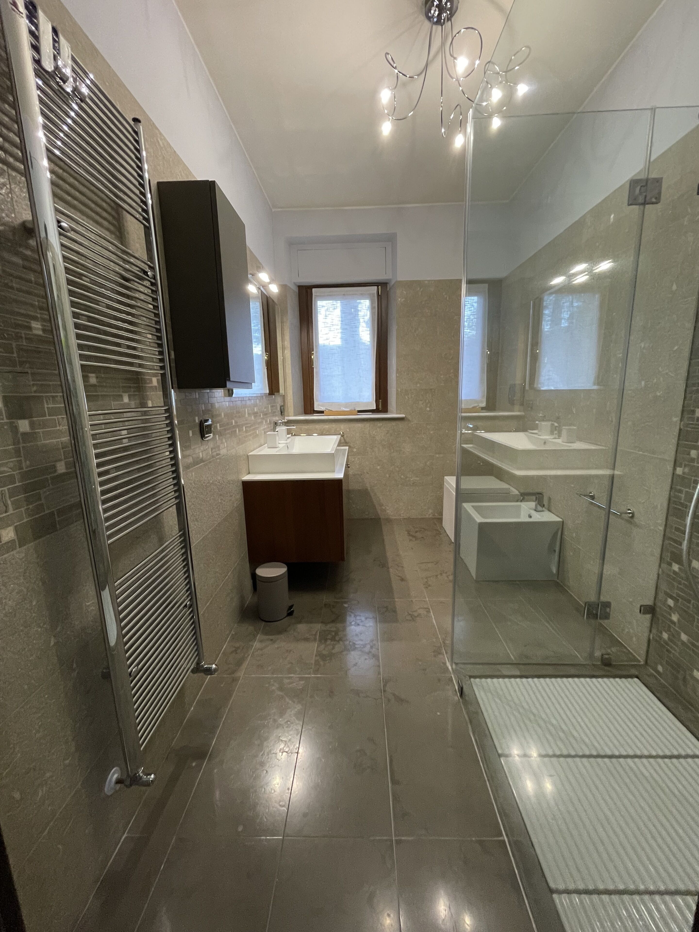 Bathtub, jetted bath, hair dryer, bidet