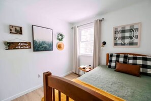 3 bedrooms, desk, WiFi, bed sheets