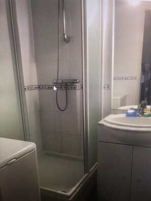 Shower, hair dryer, soap - Appartement RDJ 4 Pers, Jardinet, Piscine, Tennis (Cabourg)