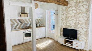 ثلاجة، ميكروويف، فرن، موقد طهي مسطح