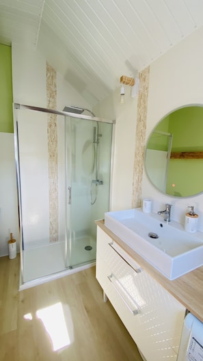 Een douche, een haardroger, handdoeken, zeep