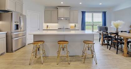 New home, Argyle TX, 4 Bd rooms, 5 bds, 3 Bathrooms, Office, Gameroom, Sleeps 11